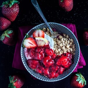 Granola with Greek yogurt and a strawberry-lemon-vanilla sauce is a lovely breakfast treat. Ready in only 15 minutes!