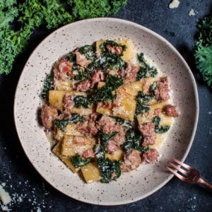 One pot rigatoni with sausage, bacon, and kale is the ultimate comfort food for pasta lovers!