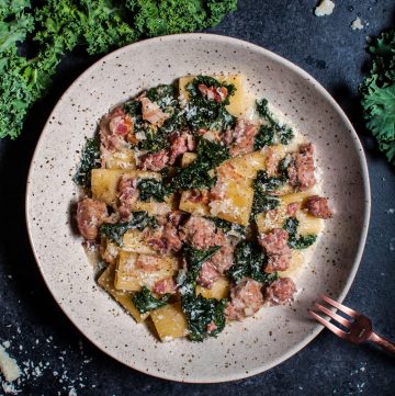 One pot rigatoni with sausage, bacon, and kale is the ultimate comfort food for pasta lovers!