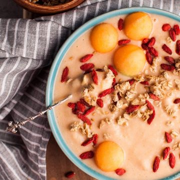 Make your breakfast better with this healthy and refreshing cantaloupe and banana smoothie bowl!