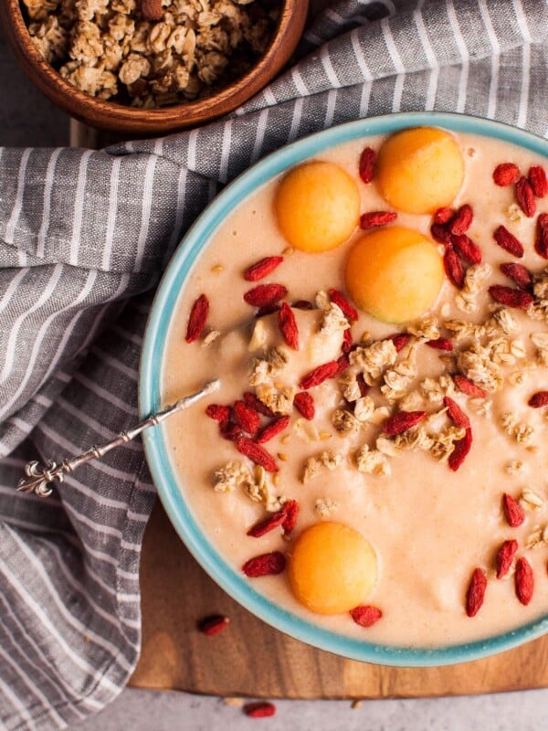 Make your breakfast better with this healthy and refreshing cantaloupe and banana smoothie bowl!