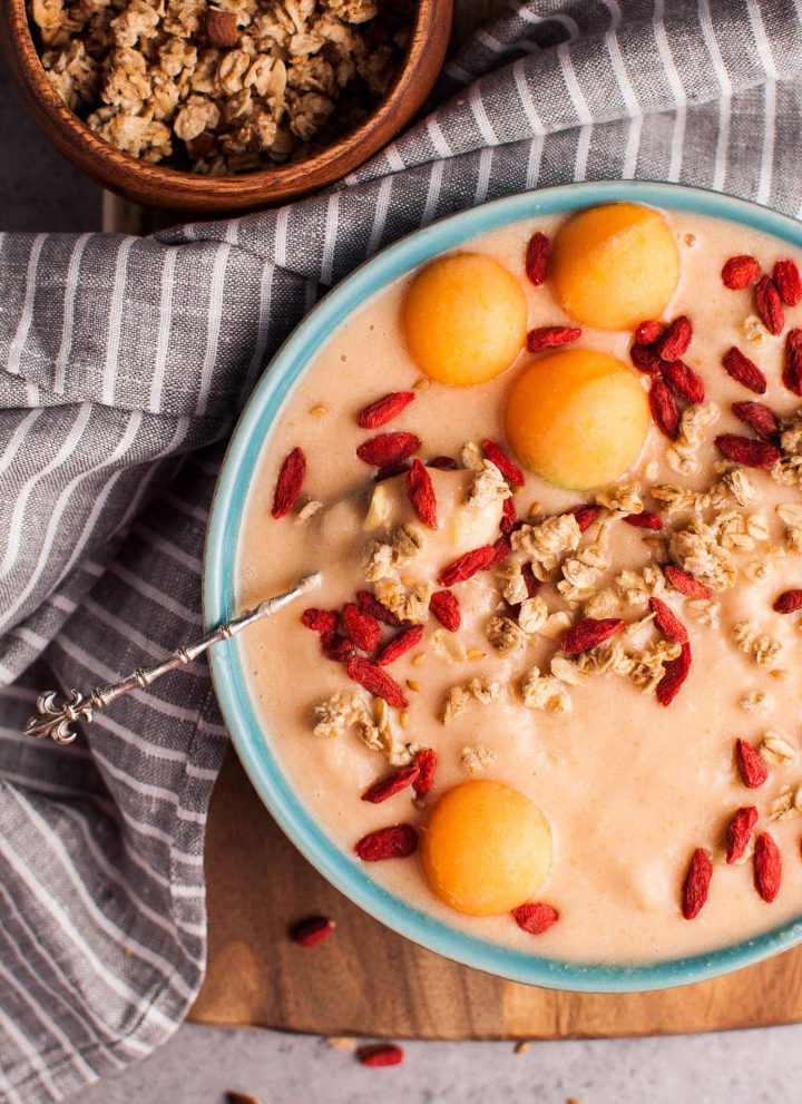 Make your breakfast better with this healthy and refreshing cantaloupe and banana smoothie bowl!