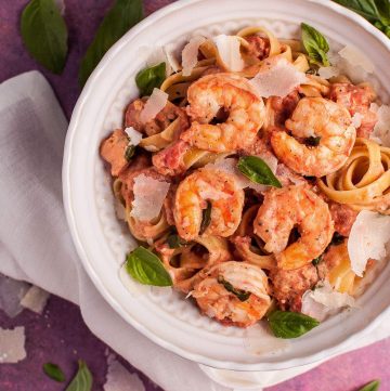 Shrimp pasta in a rosé sauce is a quick and elegant dinner. Ready in under half an hour!