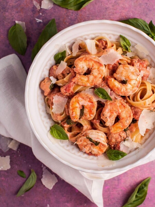 Shrimp pasta in a rosé sauce is a quick and elegant dinner. Ready in under half an hour!
