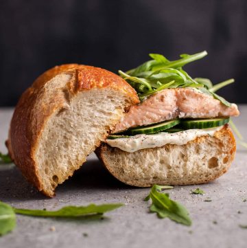 This easy baked salmon sandwich with zesty lemon mayo and arugula is a fast and delicious lunch idea! Ready in 20 minutes.