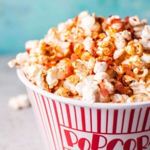 Spice up your popcorn with sriracha and bacon! This snack is fast, easy, and delicious to munch on.