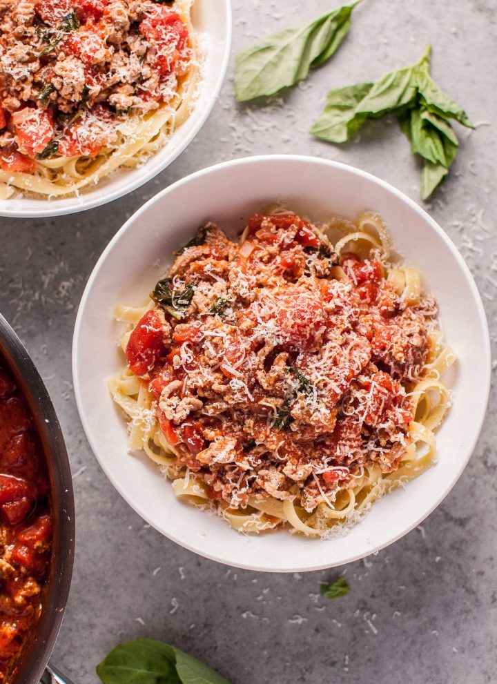 This easy 20 minute turkey bolognese is a fab weeknight pasta idea that also makes great leftovers!