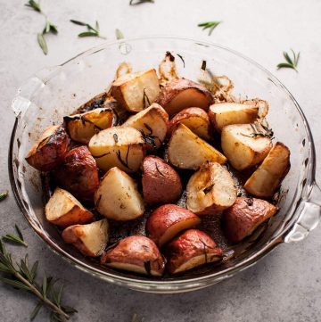 Lemon and rosemary roasted potatoes: one of 3 easy vegetarian Thanksgiving sides! | Salt & Lavender
