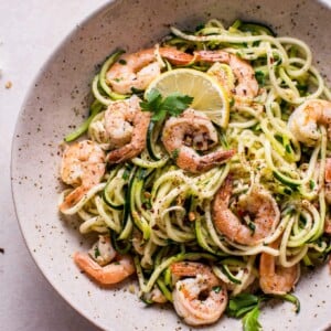 Want a fast low-carb meal that's healthy and tasty? Try these 15 minute garlic shrimp zoodles.