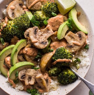 This spicy chipotle Buddha bowl with cauliflower rice is a filling, healthy, vegetarian, and low-carb meal. Roasted mushrooms and broccoli are the stars of the show.