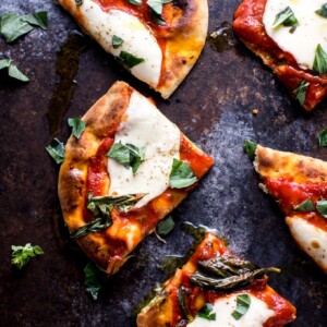 Yes, you can prep and cook this Margherita naan pizza in 10 minutes! Enjoy the classic flavors of fresh mozzarella, tomato sauce, and basil in this delicious pizza.