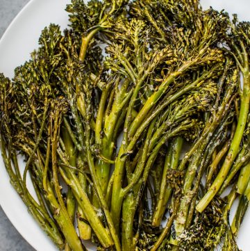 This balsamic parmesan roasted broccolini has the delicious flavors of parmesan cheese and balsamic vinegar. It only takes a few minutes to prepare and 15 minutes to cook.