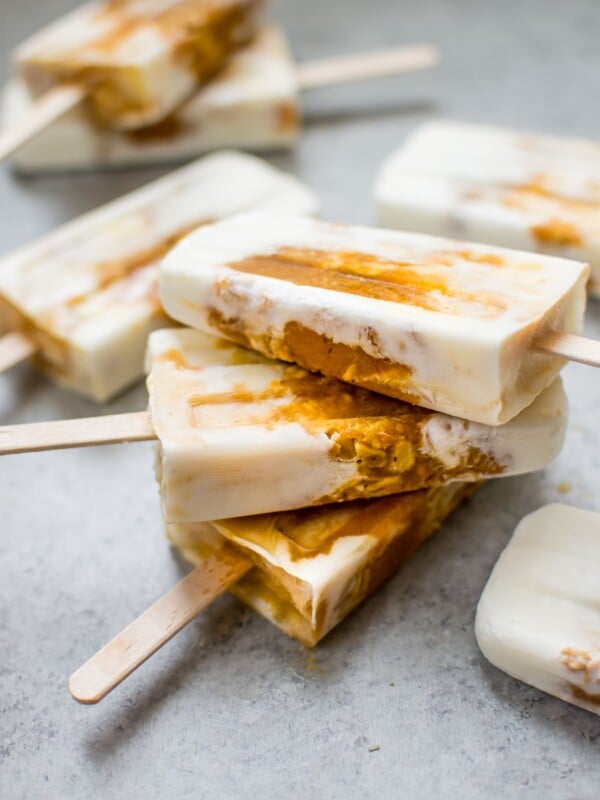 These pumpkin pie breakfast popsicles are a fun and healthy way to get your pumpkin fix! 