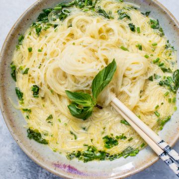 This vegan Thai Green curry soup is a healthy, hearty, and super quick meal that's made from scratch in only 15 minutes!