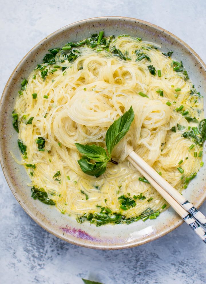This vegan Thai Green curry soup is a healthy, hearty, and super quick meal that's made from scratch in only 15 minutes!