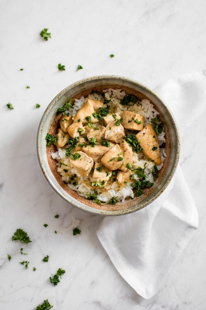 bowl of Instant Pot honey garlic chicken in a bowl with white cloth napkin beside it