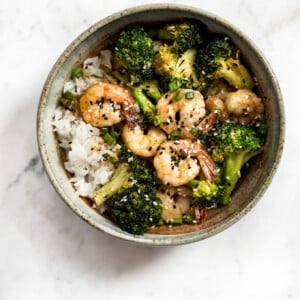 These easy shrimp and broccoli bowls are quick, healthy, and delicious! The perfect tasty weeknight meal idea. 