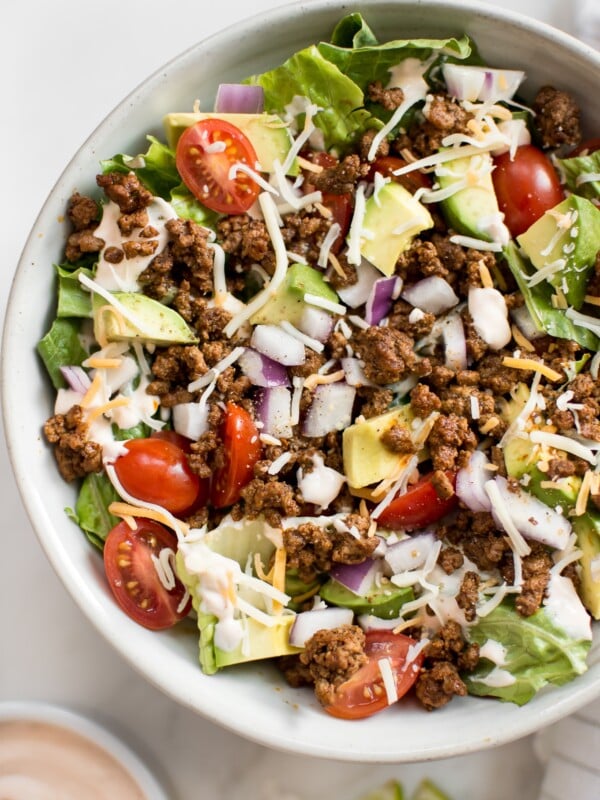 This low-carb taco salad recipe is healthy, easy to make, and it's ready in less than 30 minutes. This beef taco salad is loaded with delicious southwest flavors! A clean eating recipe that's perfect for meal prep. 