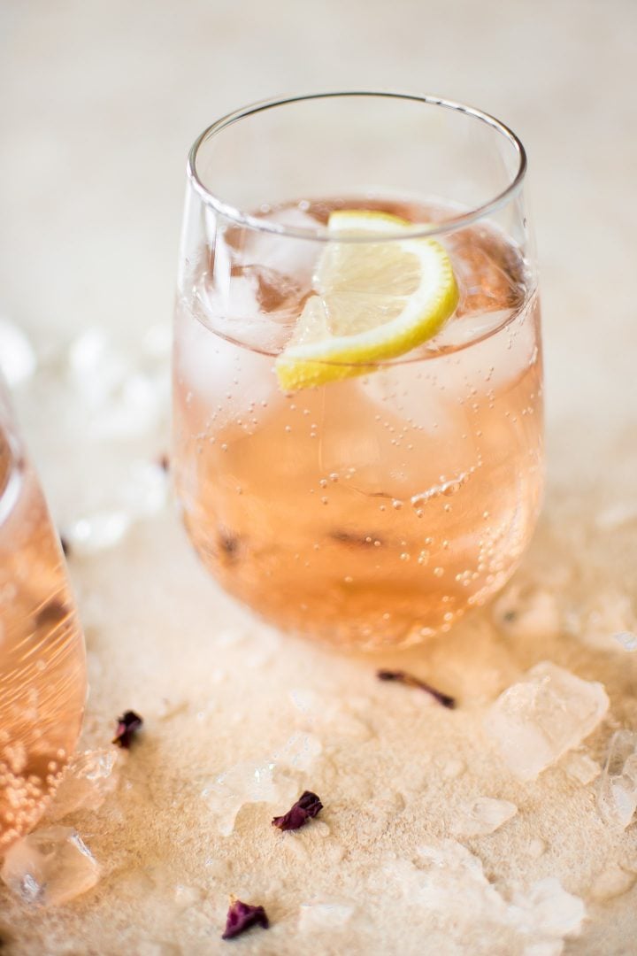 close-up of low-calorie rosé wine spritzer in a glass with lemon slice