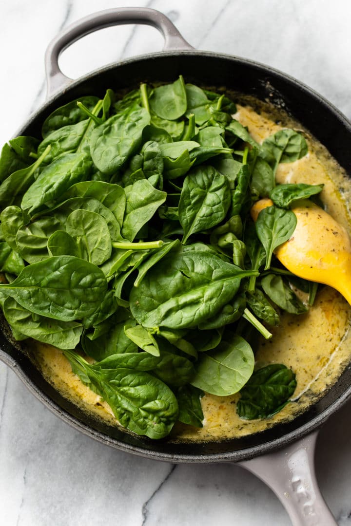 how to make chicken pesto pasta (fresh spinach and sauce in a skillet)