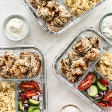 This easy Greek grilled chicken meal prep bowl recipe makes healthy lunches for the week! Quinoa, vegetables, and plenty of garlic make these bowls really tasty.