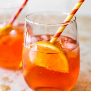 The Aperol spritz is the perfect summer cocktail recipe! Great for parties.