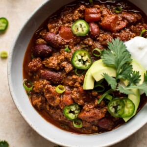 The best quick and easy beef chili recipe is right here! 30 minutes on the stove and you're done. It's healthy and totally delicious.