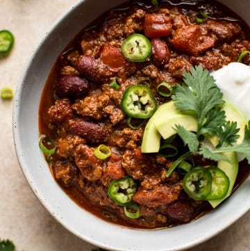 The best quick and easy beef chili recipe is right here! 30 minutes on the stove and you're done. It's healthy and totally delicious.