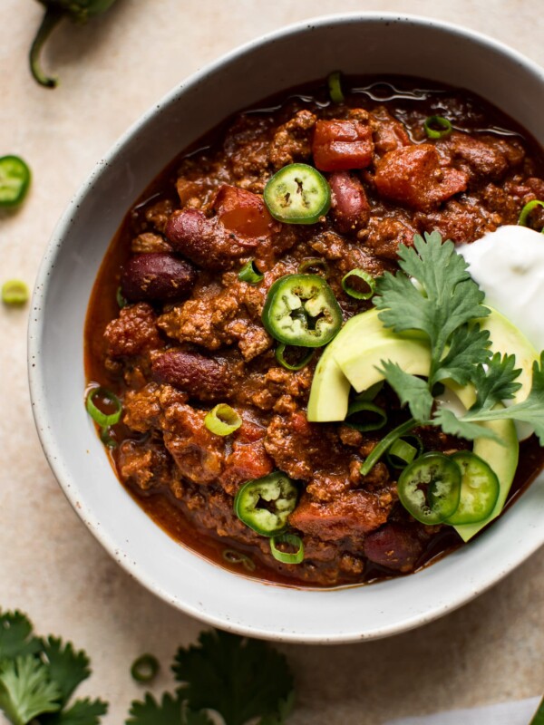 The best quick and easy beef chili recipe is right here! 30 minutes on the stove and you're done. It's healthy and totally delicious.