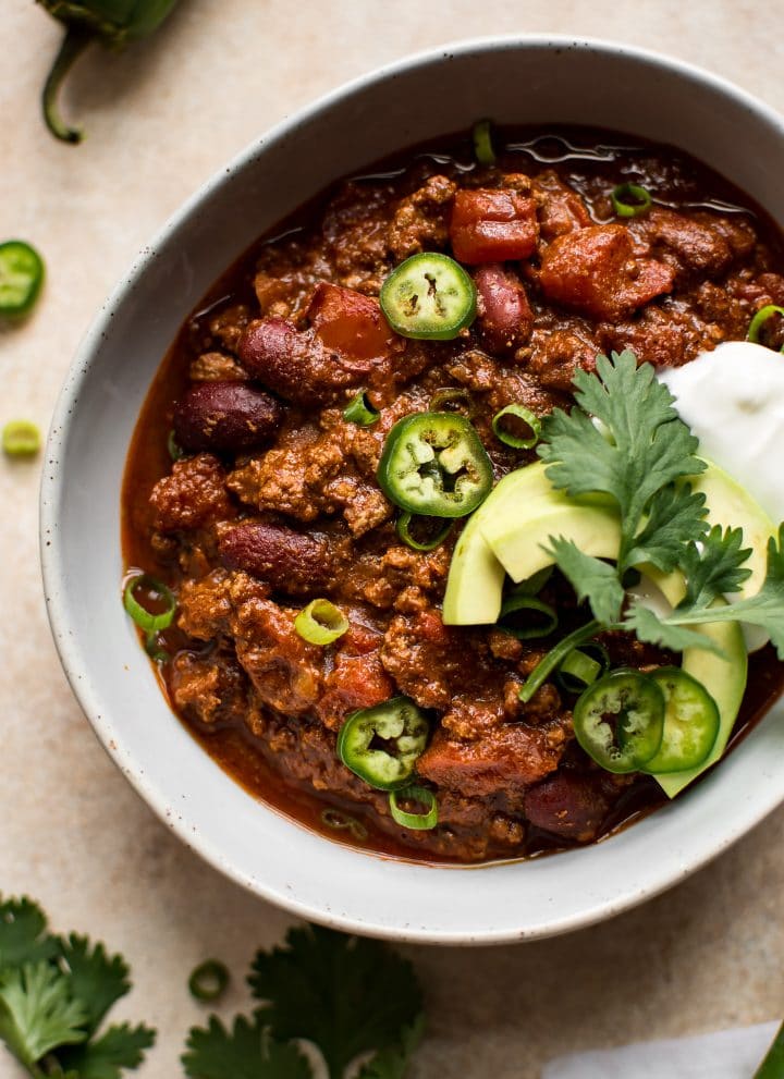 The best quick and easy beef chili recipe is right here! 30 minutes on the stove and you're done. It's healthy and totally delicious.