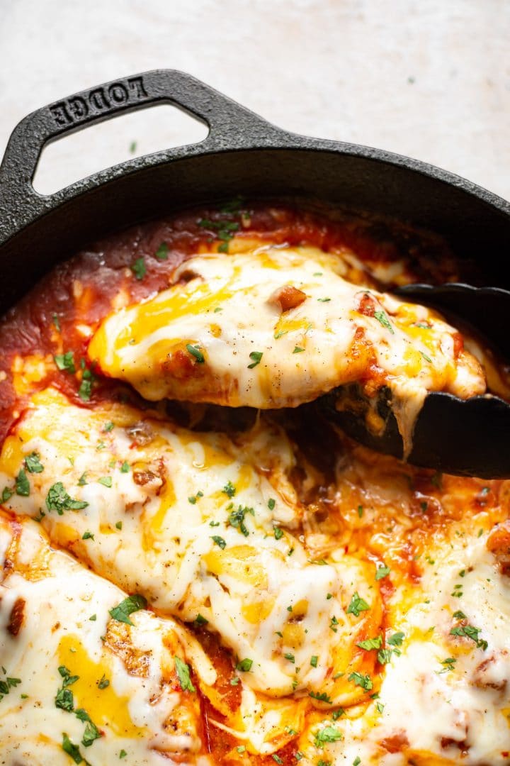 close-up of skillet salsa chicken with cheese pull