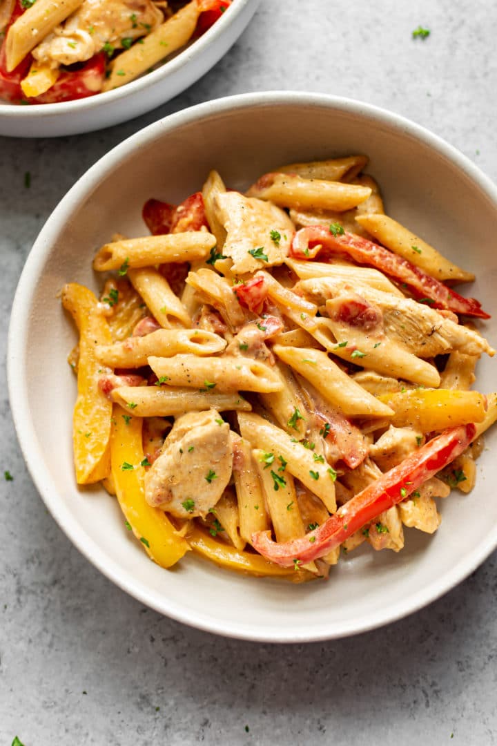 chicken fajita pasta in two white bowls