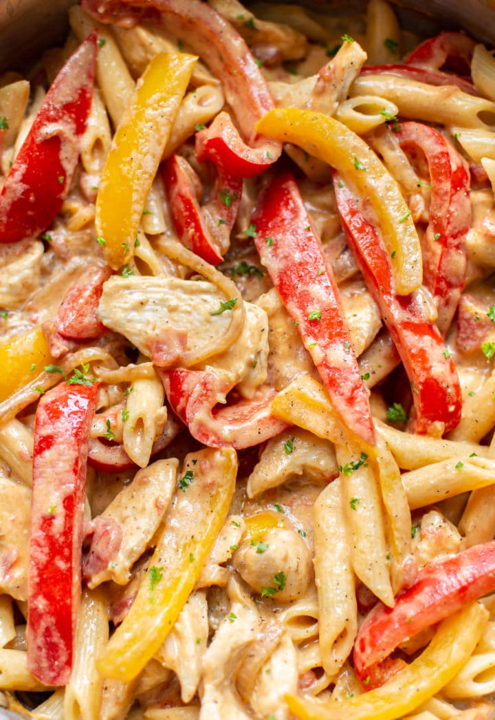 close-up of chicken fajita pasta