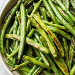 garlic roasted green beans close-up