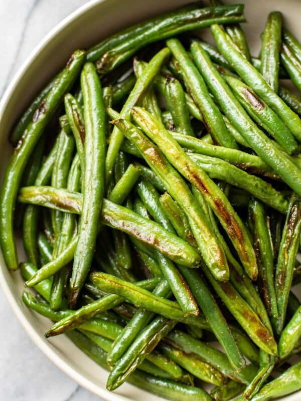 garlic roasted green beans close-up