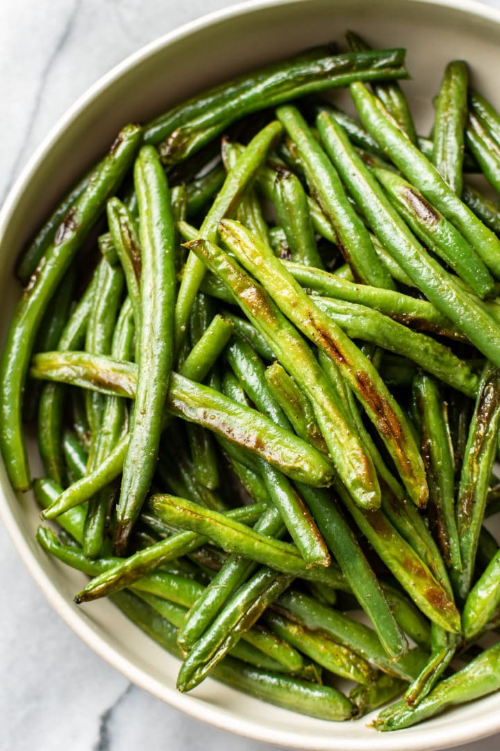 garlic roasted green beans close-up