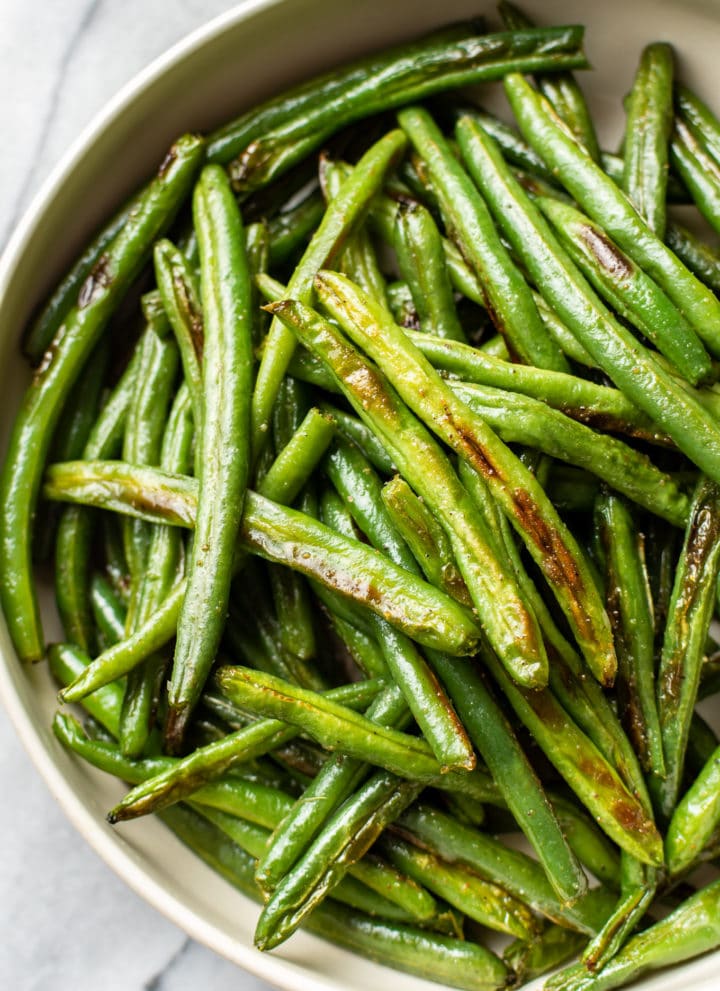 garlic roasted green beans close-up