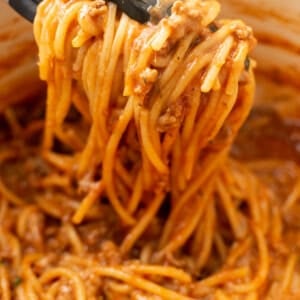 closeup of one pot spaghetti with kitchen tongs